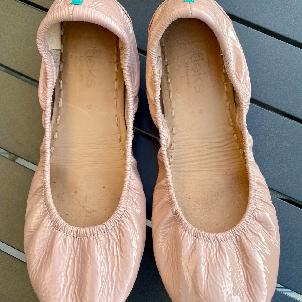 🥿 GUC Blush Patent Tieks 🥿 - Picture 3 of 10